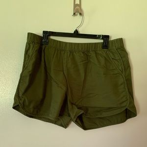 Madewell pull on short in olive green